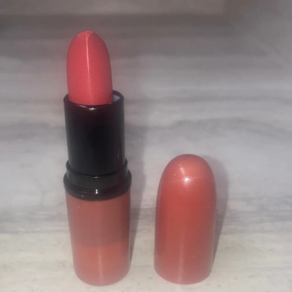 Coral Lipstick - Vibrant Peachy Coral